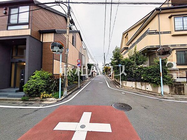 接道状況および現場風景　【杉並区西荻北3丁目】 見学はしたいけど、なかなか時間が取れない…そんな方に出勤前や仕事終わりにマイホームを見学できるサポートをいたします。　