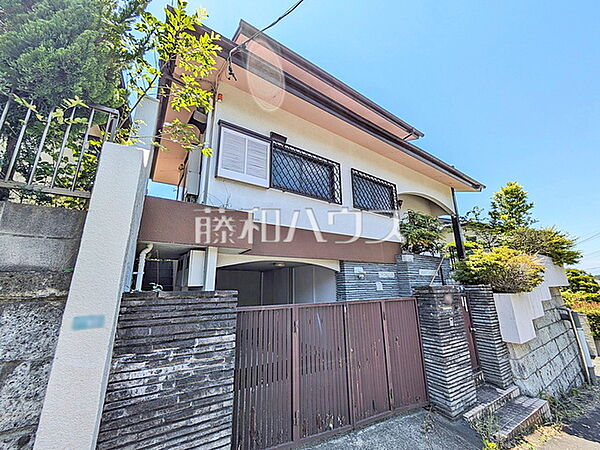 ≪現地外観（現況：古屋有）≫建築会社を自由にセレクトできる土地分譲で理想の暮らしを叶えて下さい。　【多摩市桜ヶ丘4丁目】
