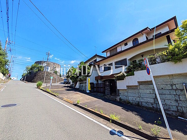 ≪接道状況（現況：古屋有）≫前面道路8.9ｍと建物までの距離も広く、開放感に溢れた街並み♪【多摩市桜ヶ丘4丁目】