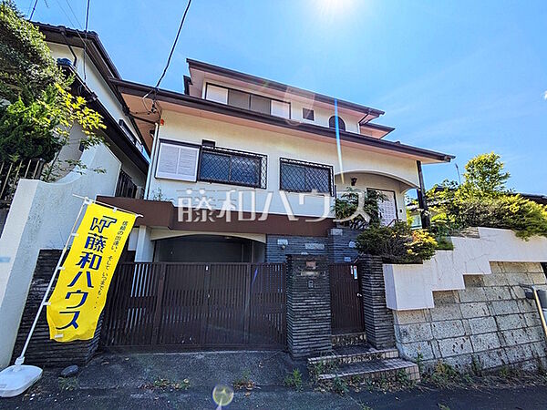 ≪現地外観（現況：古屋有）≫226.88平米（約68坪）のゆとりある宅地のため広いお庭も確保できそうですね☆【多摩市桜ヶ丘4丁目】