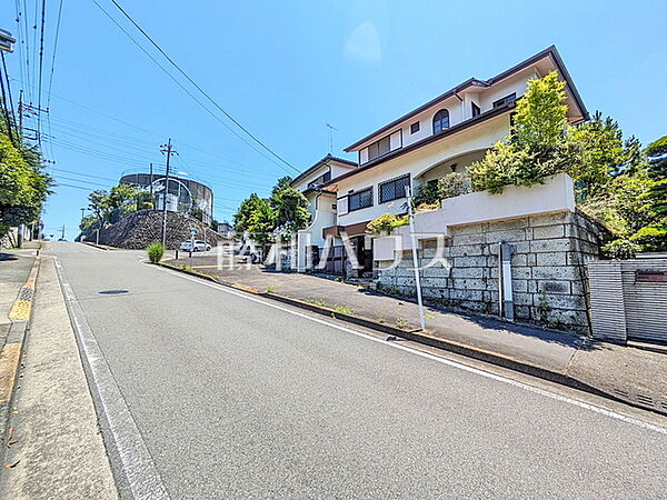 ≪接道状況（現況：古屋有）≫建築条件はございませんので、ライフスタイルに合わせた自由なマイホームづくりが可能です。　【多摩市桜ヶ丘4丁目】