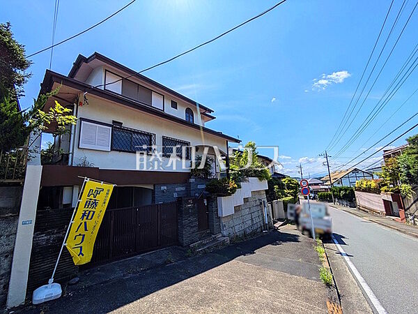 ≪接道状況（現況：古屋有）≫周辺は落ち着いた雰囲気の住宅地です。小さなお子様がいるご家庭も安心です。　【多摩市桜ヶ丘4丁目】