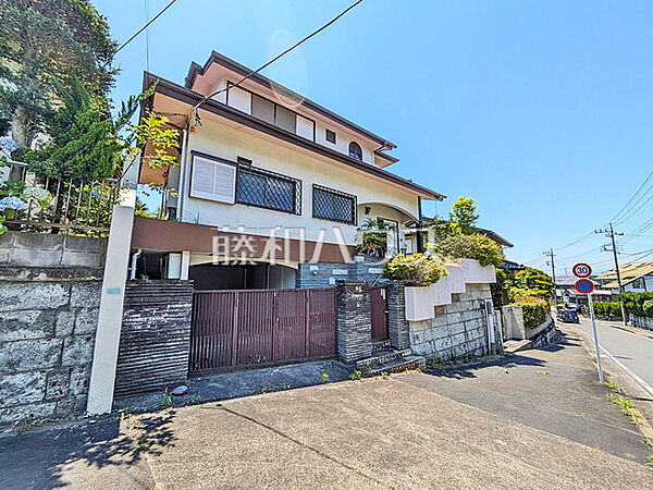 ≪接道状況（現況：古屋有）≫前面道路8.9ｍと建物までの距離も広く、開放感に溢れた街並み♪【多摩市桜ヶ丘4丁目】