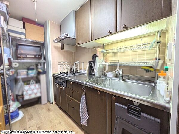 キッチン　【ライネスハイム久米川】  独立キッチンは、来客時など人の目を気にせずに料理が作れます。