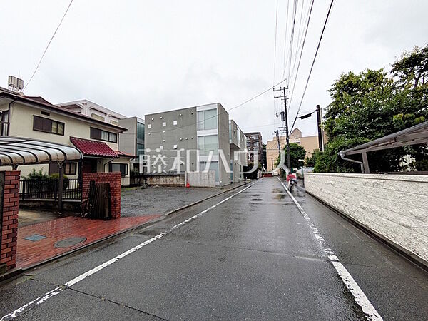 ≪接道状況≫ 前面道路はゆとりの6m。車の出し入れも楽々です。 　【調布市国領町1丁目】