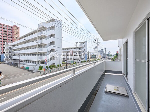 ≪バルコニー≫南向きのバルコニーは日差しもたっぷり注ぎ、お洗濯物もよく乾きます。　　【府中武蔵野オリエントコート】