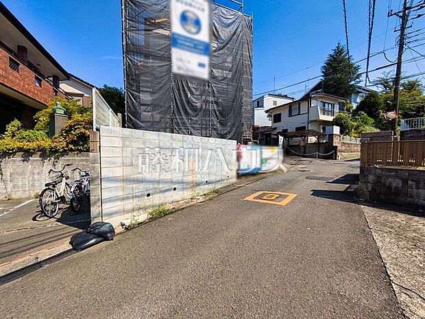 接道状況および現場風景 【所沢市大字山口】 ここに住む方を想像して、着々と建築しております!