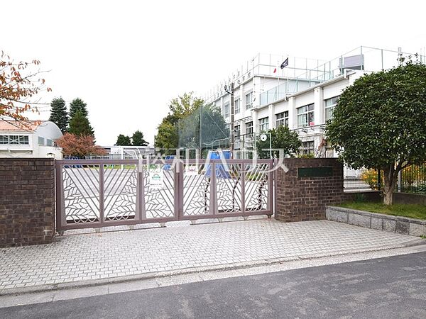 三鷹市立第四中学校 (830m)