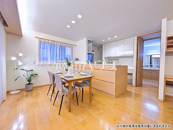 リビング　【八王子市堀之内】 空気を汚さず暖かい床暖房　