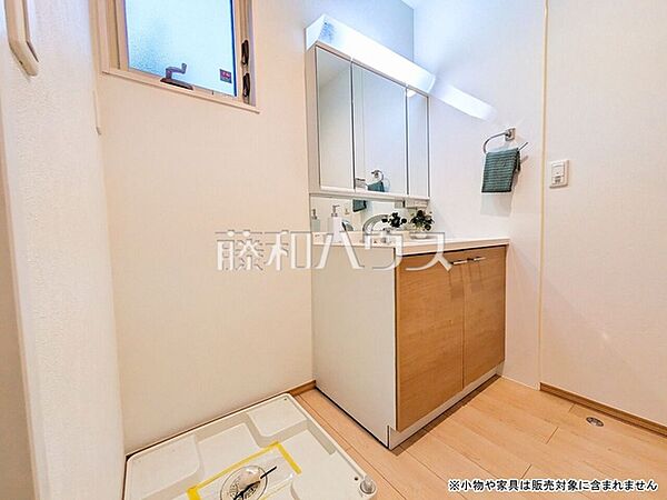 洗面室　【八王子市堀之内】 三面鏡付きの洗面台。鏡の裏にも収納があり、歯ブラシや化粧品等もすっきり収納できます。　