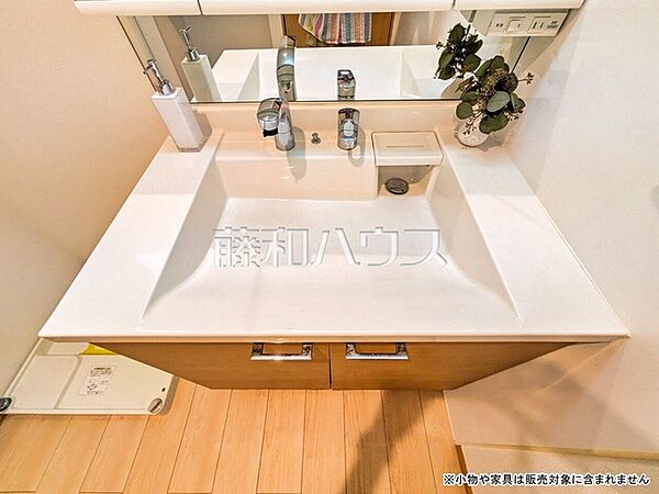 洗面室　【八王子市堀之内】 洗面台はミラーの下から洗面ボウルまで、つなぎ目がなく一体型となっているのでお掃除も楽々です。また、水栓周りも水アカが付きづらい構造の為キレイを持続できます。　