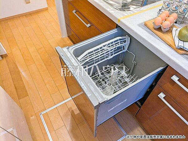 食器洗浄乾燥機  ビルトイン食洗機は毎日の家事を軽減させてくれます。またワークトップも広々使え機能性も向上します。