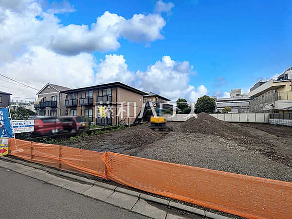 ≪現場風景≫京王線「仙川」駅 徒歩5分、この恵まれたロケーションによる幸福感は、毎朝の通勤時にしっかりと感じられるのではないでしょうか。　【調布市仙川町2丁目】