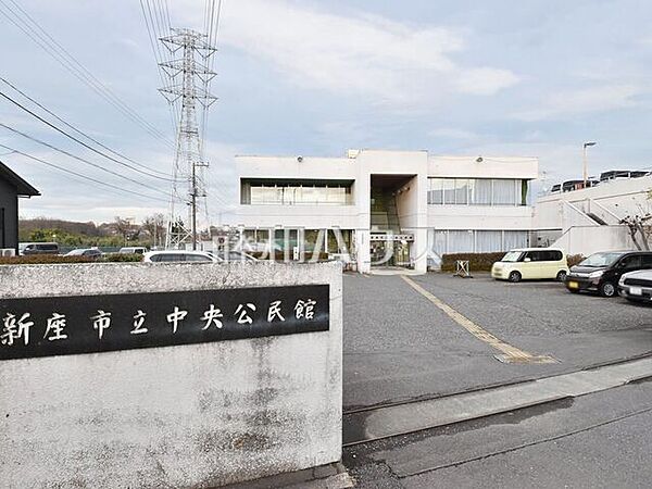 新座市立中央公民館図書室 (860m)