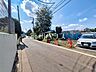 外観：接道状況および現場風景　【東久留米市新川町1丁目】 見学はしたいけど、なかなか時間が取れない・・・そんな方に出勤前や仕事終わりにマイホームを見学できるサポートをいたします。