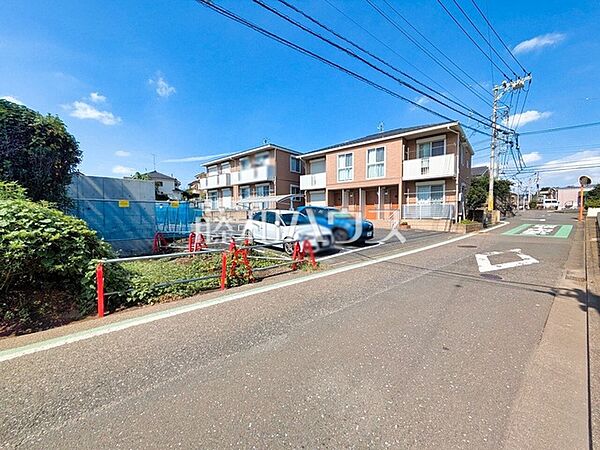 接道状況および現場風景　【東久留米市新川町1丁目】小・中学校やスーパーが徒歩10分圏内