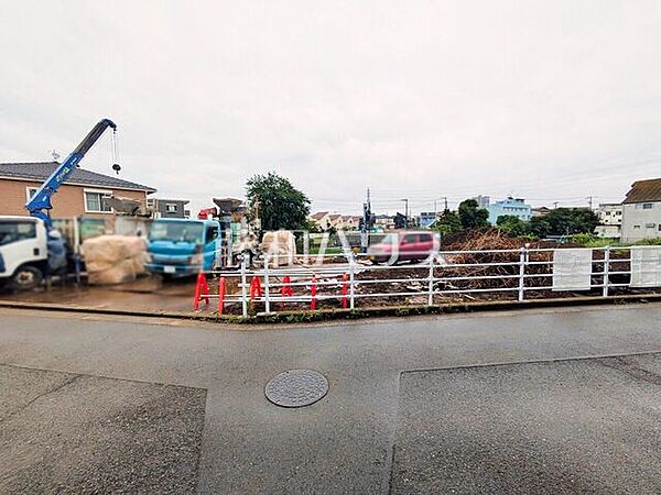 現場風景【東久留米市新川町1丁目】 見学はしたいけど、なかなか時間が取れない・・・そんな方に出勤前や仕事終わりにマイホームを見学できるサポートをいたします
