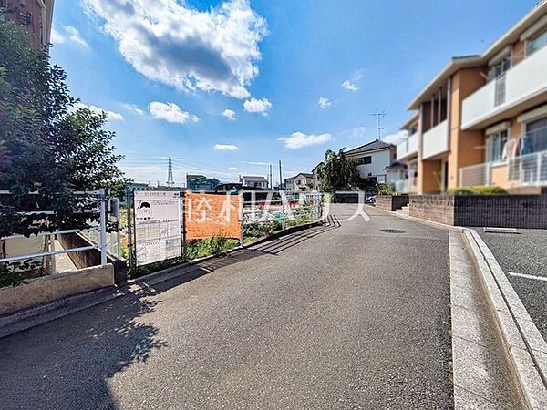 現場風景【東久留米市新川町1丁目】 見学はしたいけど、なかなか時間が取れない・・・そんな方に出勤前や仕事終わりにマイホームを見学できるサポートをいたします