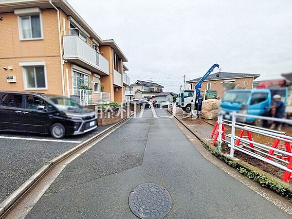 接道状況および現場風景　【東久留米市新川町1丁目】 建物のプレゼンをさせていただきますので、実際の完成イメージを思い描いていただくことができます。お気軽にお問合せ下さい。