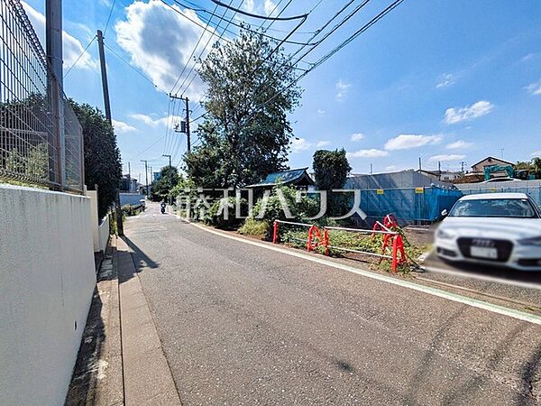 接道状況および現場風景　【東久留米市新川町1丁目】 見学はしたいけど、なかなか時間が取れない・・・そんな方に出勤前や仕事終わりにマイホームを見学できるサポートをいたします。