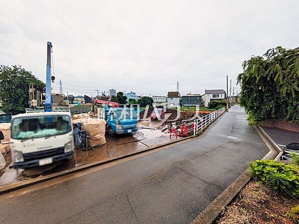 接道状況および現場風景　【東久留米市新川町1丁目】小・中学校やスーパーが徒歩10分圏内