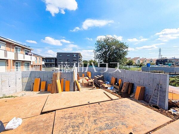 季節を問わず賑わいをみせる街を背景に広がる住宅エリア。天高い青空を見上げて建つ姿は、静かな住宅街に溶け込みながらやさしい香りを放つことでしょう。【東久留米市新川町1丁目】