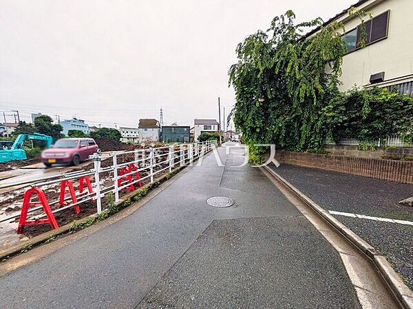 接道状況および現場風景　【東久留米市新川町1丁目】小・中学校やスーパーが徒歩10分圏内