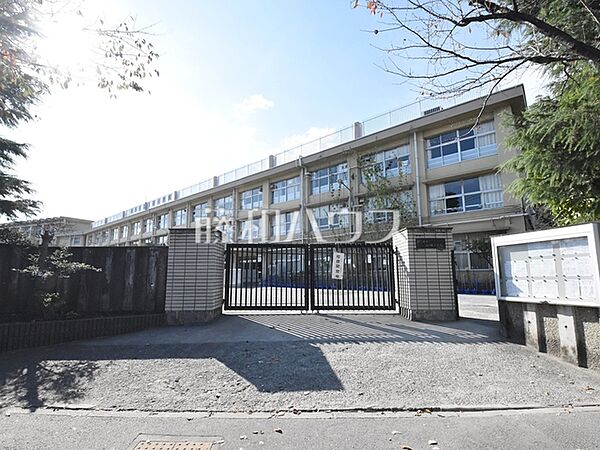 練馬区立八坂小学校 (680m)
