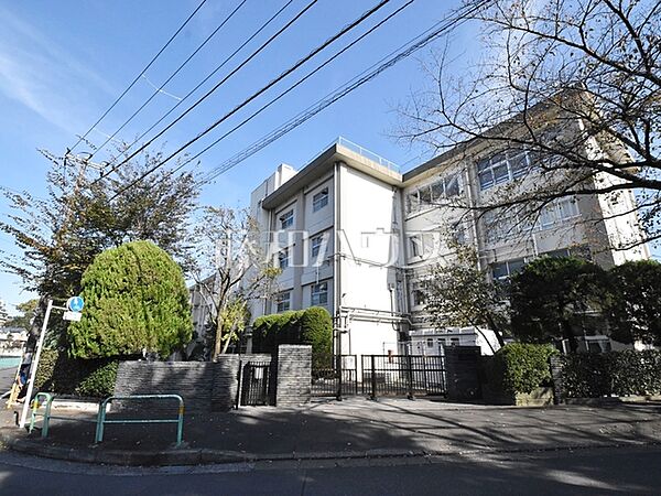練馬区立八坂中学校 (720m)