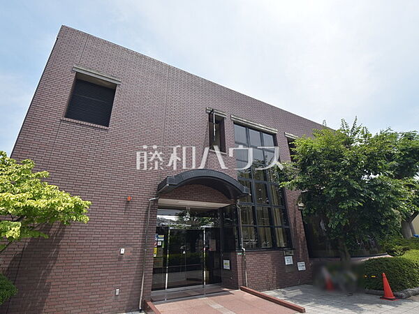 練馬区立稲荷山図書館 (60m)