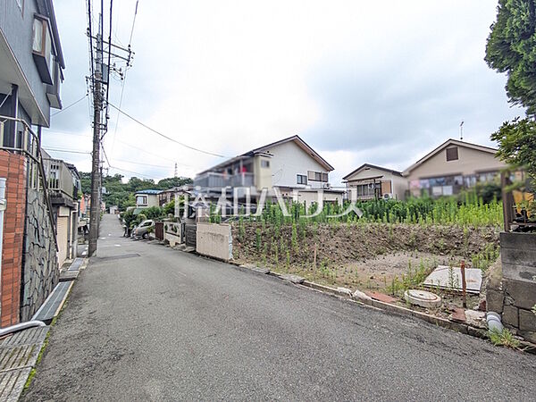 接道状況および現場風景　【八王子市長沼町】 一戸建ての多いエリアのため、静かで落ち着いた雰囲気の街並みです。