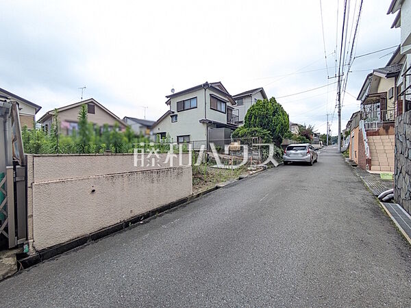 接道状況および現場風景　【八王子市長沼町】大通りから離れた場所にございますので、静かな環境となります。