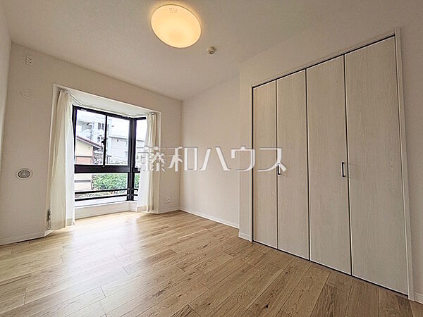 ≪居室≫各部屋に収納も完備されるため、部屋もしっかり片付きそうですね♪【レクセルマンション府中】