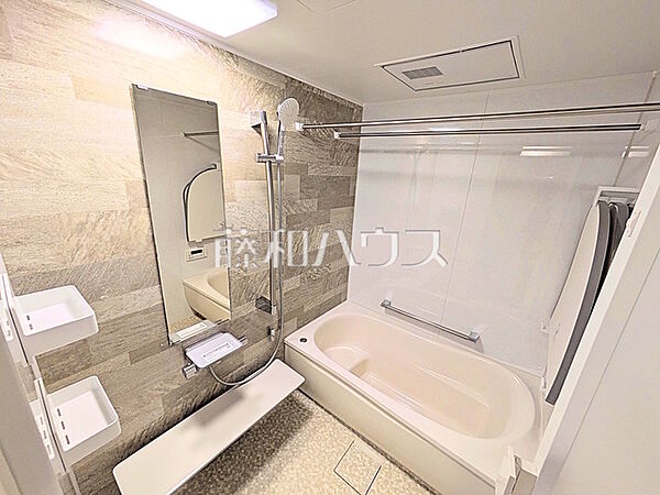 ≪浴室≫一日の疲れを癒す優しい色合いのバスルーム【レクセルマンション府中】