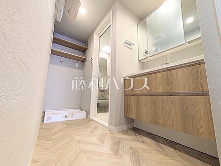 ≪洗面所≫ 洗面化粧台のボウルは汚れにくく、幅も広めでお掃除も楽々できます。 【レクセルマンション府中】