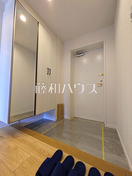 ≪玄関≫お出かけ前の『身だしなみチェック』にかかせない“姿見鏡”も完備されております♪【レクセルマンション府中】