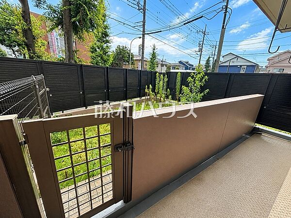 庭　【ライオンズマンション小平美園町】専用庭のある1階なら、プライベートな空間でお子様も安全にのびのびと過ごす事ができ、階下を気にせず心地よい暮らしができます。