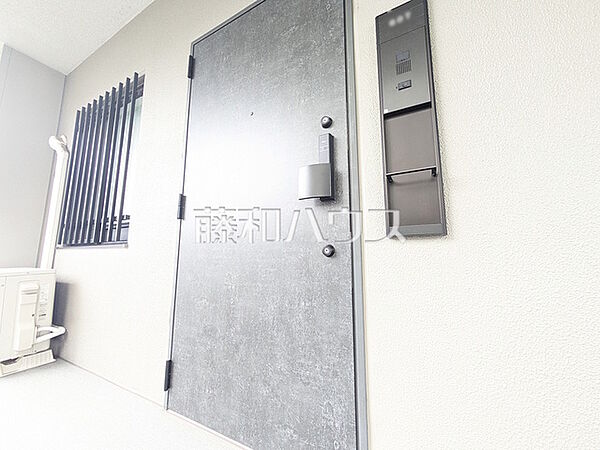 玄関　【プレシス豊田レジデンス】玄関前を通る人が少ない角部屋は、静かでプライバシーを確保しやすくなります。