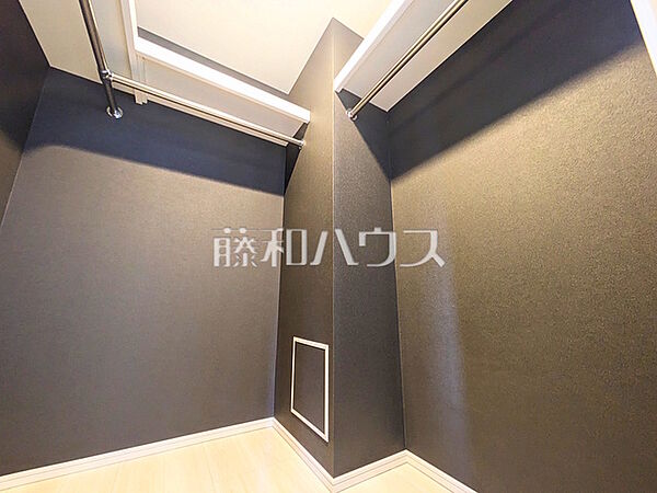 ウォークインクローゼット　【プレシス豊田レジデンス】大容量のウォークインクローゼットでお部屋をスッキリきれいに保てます。