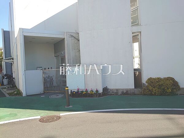 みどり保育園 (210m)