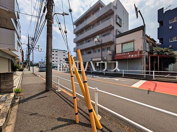接道状況および現場風景(現況：古屋有)　【東久留米市大門町1丁目】 建物のプレゼンをさせていただきますので、実際の完成イメージを思い描いていただくことができます。お気軽にお問合せ下さい。