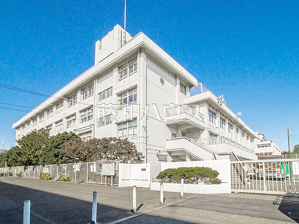 世田谷区立喜多見中学校 (920m)