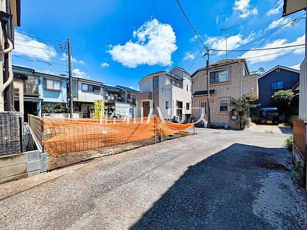 接道状況および現場風景　【東久留米市金山町2丁目】 見学はしたいけど、なかなか時間が取れない・・・そんな方に出勤前や仕事終わりにマイホームを見学できるサポートをいたします。