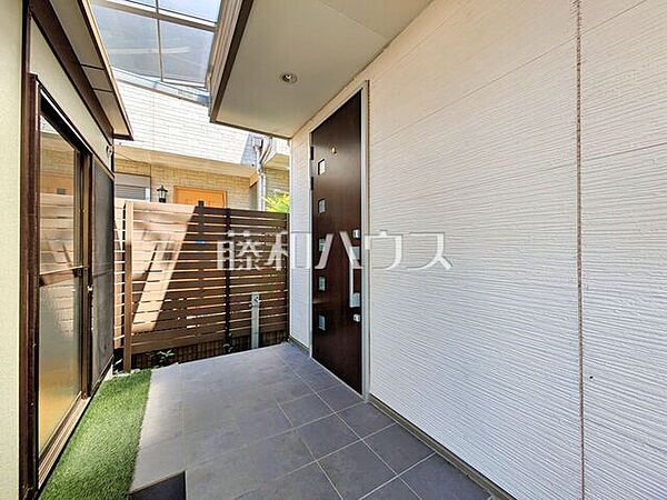 玄関　【東村山市青葉町2丁目】ご家族の様子を確認しながら調理ができる対面キッチン　