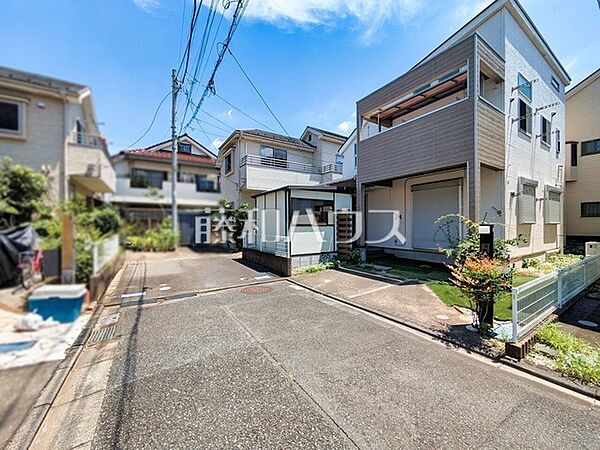 接道状況および現場風景　【東村山市青葉町2丁目】家族の集まるLDKはゆったり約15帖　