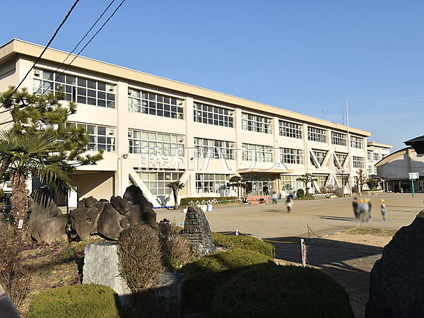 八王子市立第十小学校 (740m)