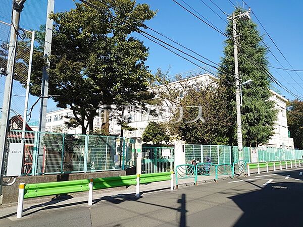 杉並区立四宮小学校 (460m)