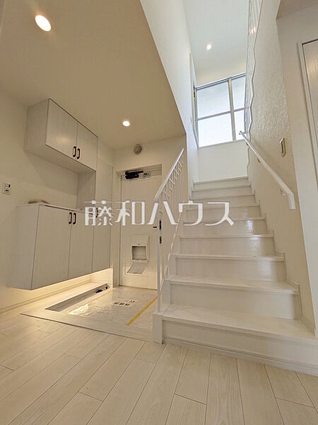 玄関ホール／内階段　【長峰杜の3番街1号棟】