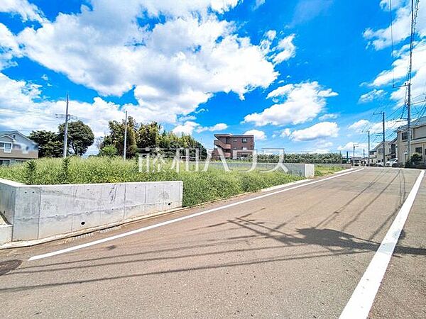 接道状況および現場風景　【八王子市石川町】 周辺環境はもちろん、日当たりや設備仕様など、実際に行ってみないと分からないことも多くございます。営業担当がご案内いたしますので、お気軽にお問い合わせください