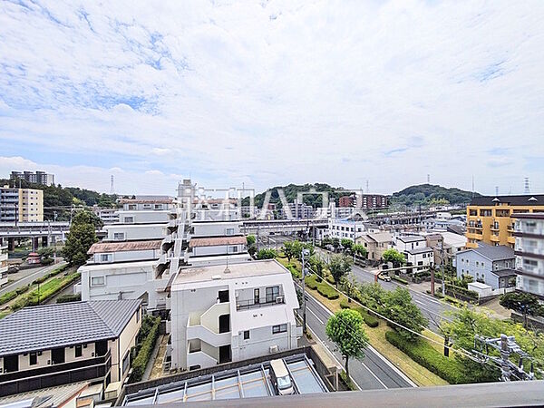 ≪住戸からの眺望≫青・緑・白のコントラスト！澄んだ青い空のたもと、豊かな緑が織りなす時間、表情豊かに四季折々の景観を楽しませてくれるでしょう。　【コスモ永山】